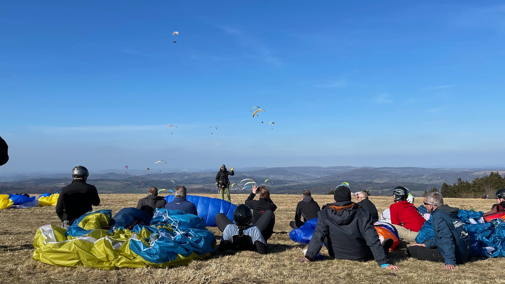 Groundhandling course briefing on the hill
